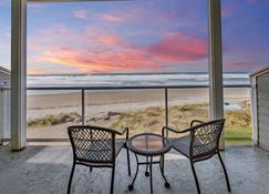 Rockaway beach vibes,Waterfront Oceanfront Rockaway Beach House near Downtown,WIFI, Washer Dryer - Rockaway Beach - Balcony