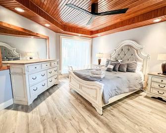 A stunning, cozy home - 5 minutes away from city center! - Victoria - Bedroom