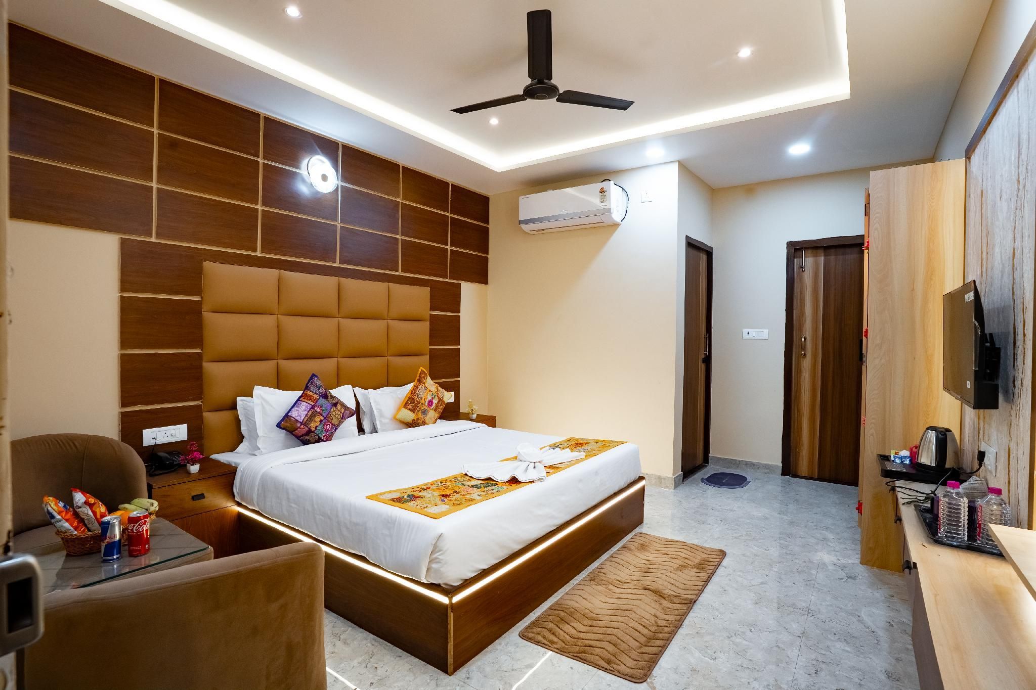 V S Residency Hotel - ורנאסי - חדר שינה