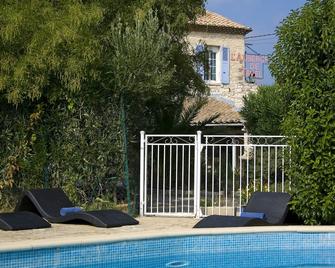 Logis Auberge De Tavel - Saint-Laurent-des-Arbres - Pool