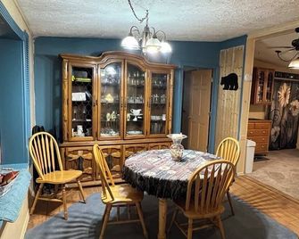 Off the Beaten Dog Horse Path - Homosassa - Comedor