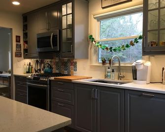 Easy access to Chelsea and Ann Arbor - Chelsea - Kitchen