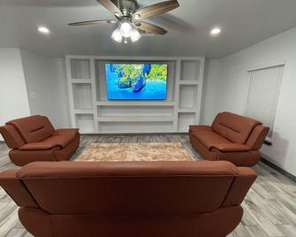 Modern 3-bedroom 2-Bathroom home Conveniently located next to Texas Roadhouse! - Del Rio - Living room