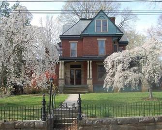 Historic House with Gardens Near Universities & Downtown - Lexington - Building