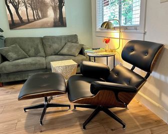 The Pines Inn and Cottages - Grass Valley - Huiskamer