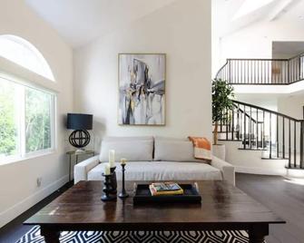 Private Resort Style Home: Pool, Pavilion, Theater - Los Ángeles - Sala de estar