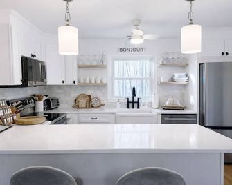 Cheerful 2 bedroom cottage with lake access close to Sturbridge line - Brimfield - Cocina