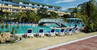 Hotel Punta Las Cuevas - Cienfuegos - Piscina