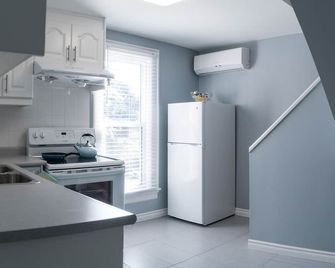 Updated 3 Bdrm Minutes To The Falls! - Niagara Falls - Kitchen