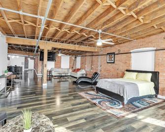 Stylish Chic Retreat at Lafayette Lofts apts - Detroit