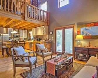 Table Rock Retreat - Spacious Private Pool Home In The Mountains 4 Bedroom Home By RedAwning - Pickens - Living room