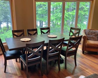 Far Far Away Cottage - 300 feet of private waterfront - 1.5 acres - quiet lake - Magnetawan - Dining room