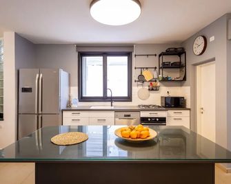Poleg Serenity Villa with Shelter by Sea N' Rent - Netanya - Kitchen