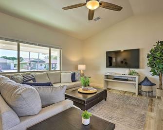 Putting Green, Grill Home in Sun City West! - Sun City West - Sala de estar