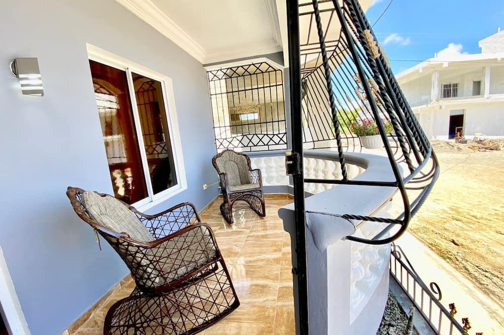 A nice place to stay with a quiet area without traffic noise - Baní - Balcony
