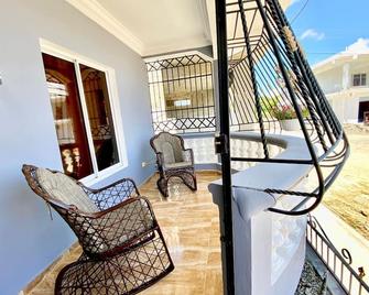 A nice place to stay with a quiet area without traffic noise - Baní - Balcony