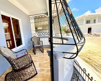 A nice place to stay with a quiet area without traffic noise - Baní - Balcony