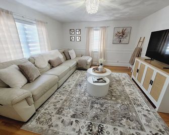 Cozy house, close to downtown Danvers - Danvers - Living room
