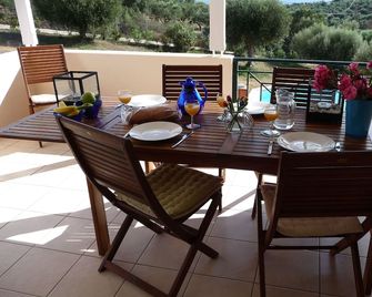 Luxury country villa with pool and sea and the offshore islands - Foinikounta - Balcón