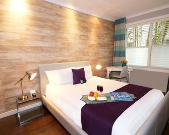 Near the Gianni Versace Mansion and South Pointe Park! Pets Allowed! - Miami Beach - Bedroom