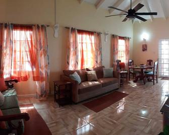 PalmVille - Charming 2-bedroom house with AC, WiFi - Carriacou - Living room