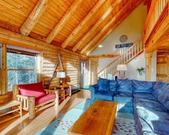 Charming and Secluded Cabin w/ Wood Stove, Private Hot Tub, and Mountain Views - Franconia - Obývací pokoj