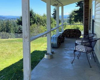 Peaceful Country Retreat with Valley Views – Pet Friendly! - Centralia - Balcony