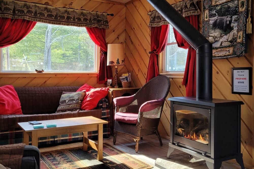 Cozy cabin at Promised Land State Park. Pet-Friendly.