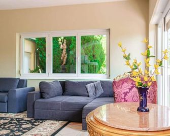 Exquisite Rooms in Shared Villa with Garden & Parking - Viena