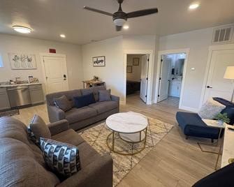 NEW Modern basement casita with majestic views just 24mi to Zion National park - Toquerville - Sala de estar