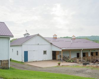 Relaxing Farm Retreat Near Pittsburgh - Fresh Air, Serene views, Creek & Firepit - Indiana - Building