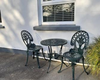 Cosy 2 Bedroom Chalet near Spiddal Galway 8 min.walk to beautiful beaches - Galway - Patio