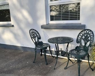 Cosy 2 Bedroom Chalet near Spiddal Galway 8 min.walk to beautiful beaches - Galway - Patio