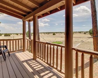 16 Mi to Sitgreaves: Overgaard Cabin w/ Porch - Heber-Overgaard - Balcón