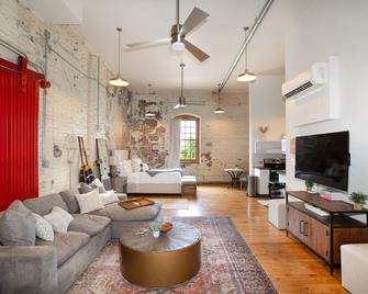 Scenic City Loft in Downtown Knoxville - Knoxville - Living room