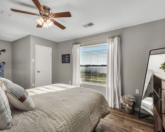 Very Private 2 Acre Waterfront Lake House w/ Pool & Hot Tub - optional bunkhouse - Graford - Habitación