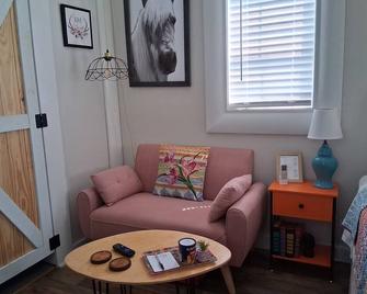 Queen Suite Minutes to Beach Shopping Nature Trails Boating Historic Sites - Hubert - Living room