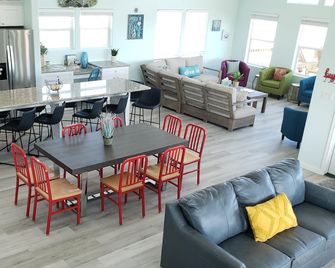 DayDreamer Beachfront w 7 Bedrooms - Gilchrist - Sala de estar