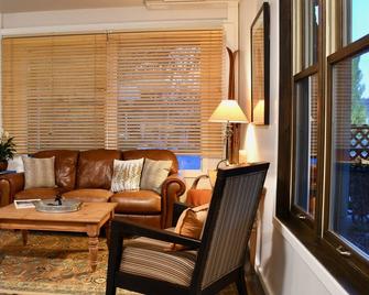 Most Spacious 2Bd in C'dale. Magnificent setting, clean, comfy, close to skiing. - Carbondale - Living room