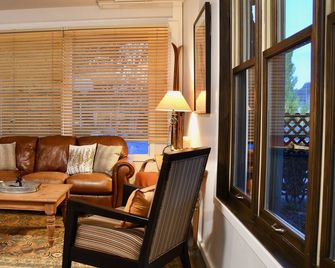 Most Spacious 2Bd in C'dale. Magnificent setting, clean, comfy, close to skiing. - Carbondale - Soggiorno