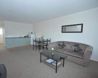 Tudor Lodge Motel - Hawera - Bedroom