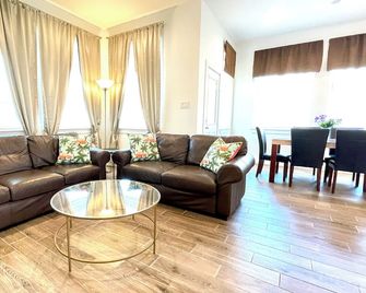 The elegant home at 5 star location close to highway 59 within beautiful park - Rosenberg - Living room