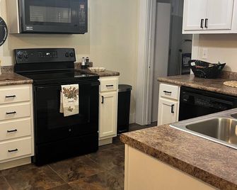 The Cottage: cozy 3-bedroom home 5.5 miles from Winnsboro. - Winnsboro - Kitchen