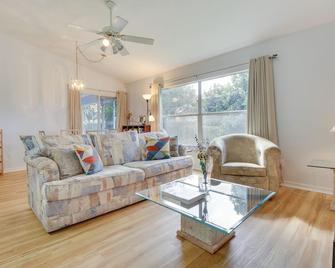 20 Mi to Disney Condo with Pool Access in Clermont! - Clermont - Living room