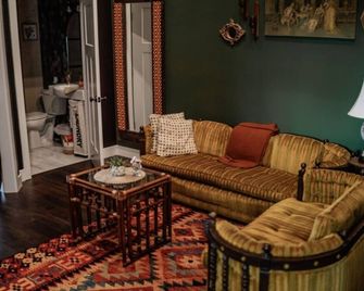 The Atrium - A Boutique Hotel - Suite 18 - Perryville - Living room