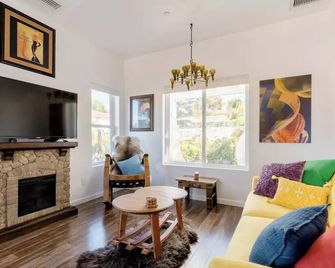 Romantic, private and surrounded by best Wineries! - Temecula - Living room