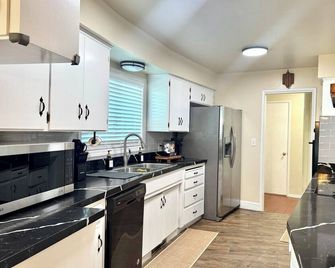 SpaciousHome with King Bed, Game Room & Washer/Dryer - Hanford - Кухня