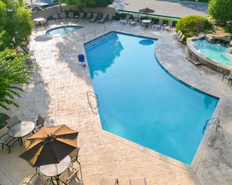 Quality Inn Near the Island Pigeon Forge - Pigeon Forge - Pool