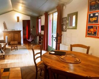 Wooden house and pool. Unoverlooked garden, quiet and shady - Aubais - Їдальня