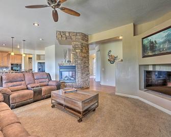 Game Room and Community Amenities Overgaard Home! - Heber-Overgaard - Sala de estar